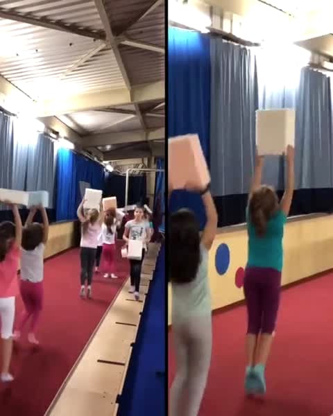 Deca se igraju sunđerima u bazenu za doskok