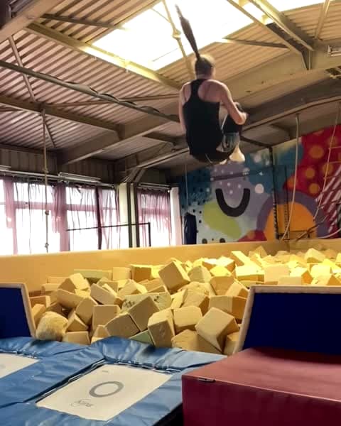 Deca na treningu gimnastike u sali